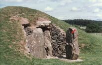 View of the rear of the chamber with the carved stone replica beside it. The carving on the stone is indicated by the red arrow (Photo: July 1987)